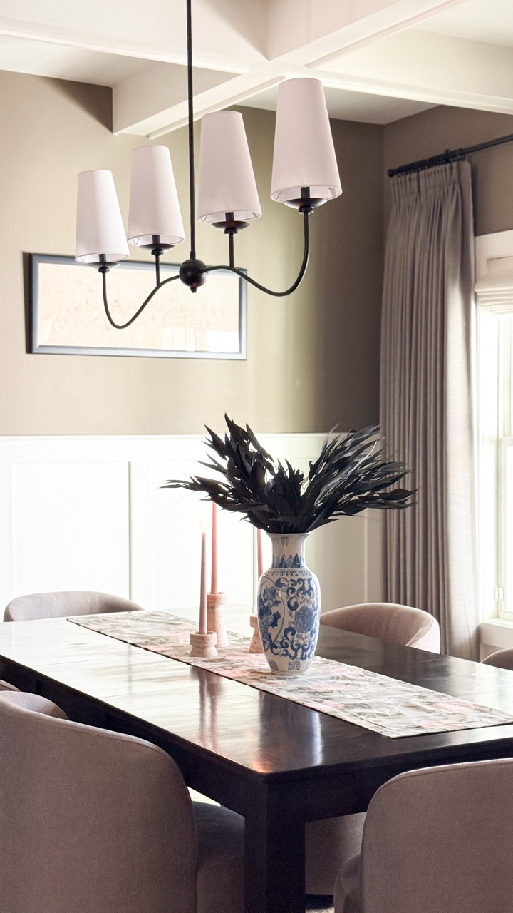 When outside still feels cold and gray, I love bringing in lighter layers indoors—especially on the dining room table. It’s the easiest way to shift the mood without committing to a full seasonal swap.

Comment SPRING for details 🌼

#springhomestyling #diningroomdecorideas #seasonaldecor