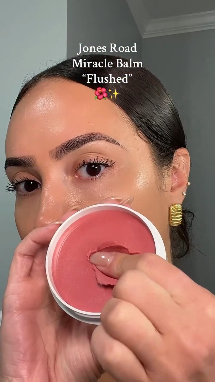 This formula is beautiful!! I love how natural it looks. @jonesroadbeauty #makeup #glowymakeup #makeuptutorial #dewymakeup #makeuplover #makeupideas #makeupinspo #naturalmakeup #makeupaddict #makeupproducts