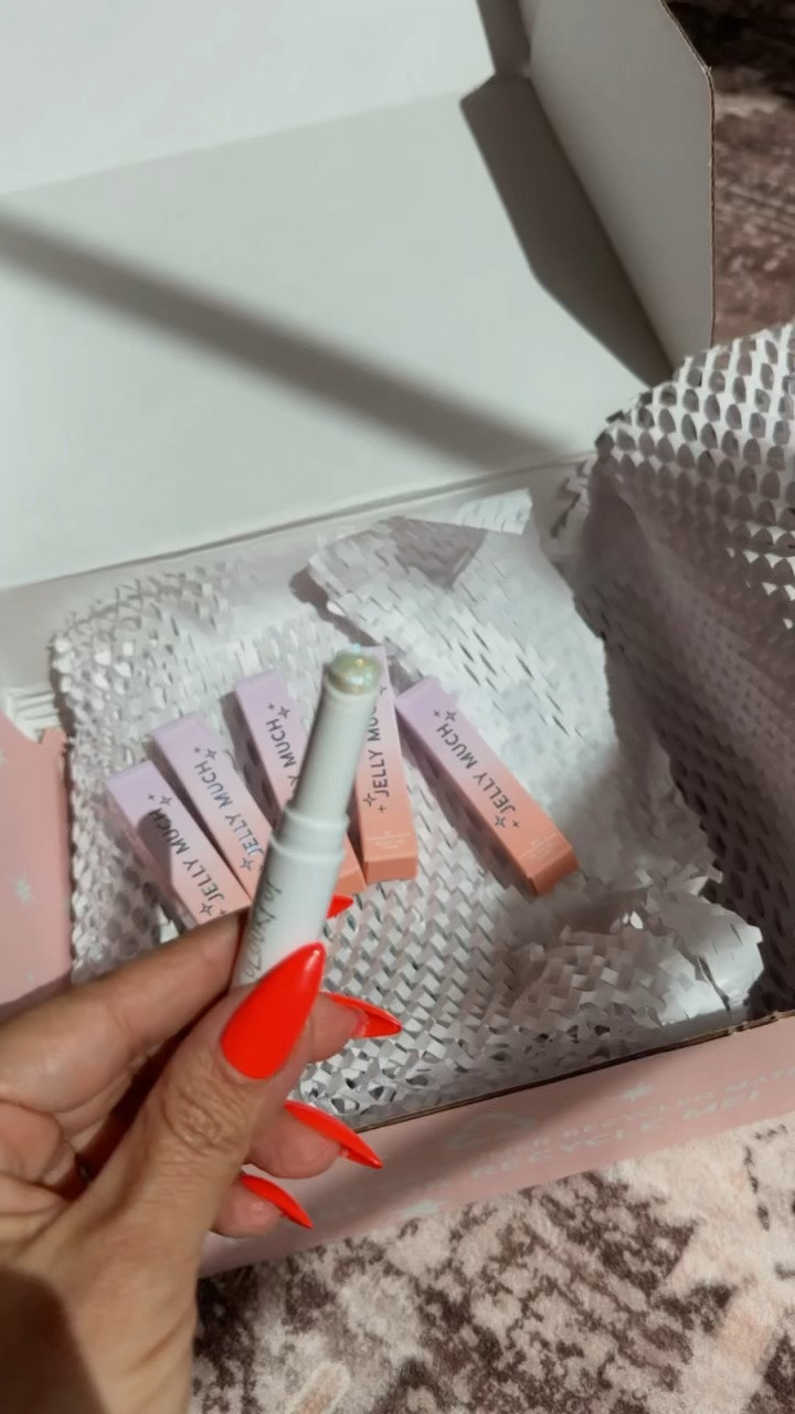How pretty are these new jelly much eyeshadow sticks? 

Can’t wait to try them!