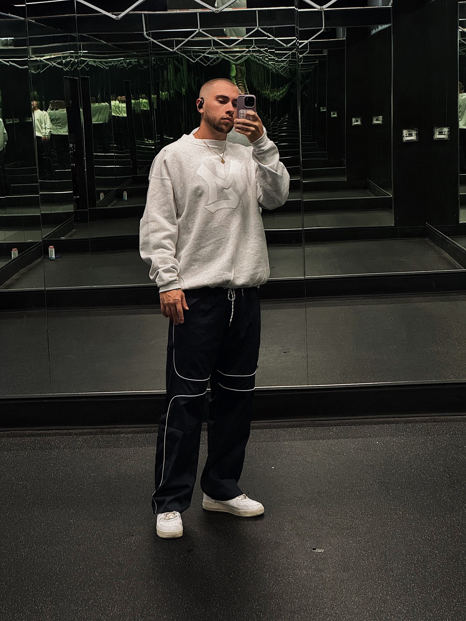 Comfort meets confidence — clean lines, neutral tones, and a mindset that’s locked in.
Less noise, more focus.
#gymstyle #mensfashion #fitcheck #minimalstyle #aestheticfit #gymoutfit #streetwearfit #selfmadetrainingfacility #scottsdalefitness

#LTKMens