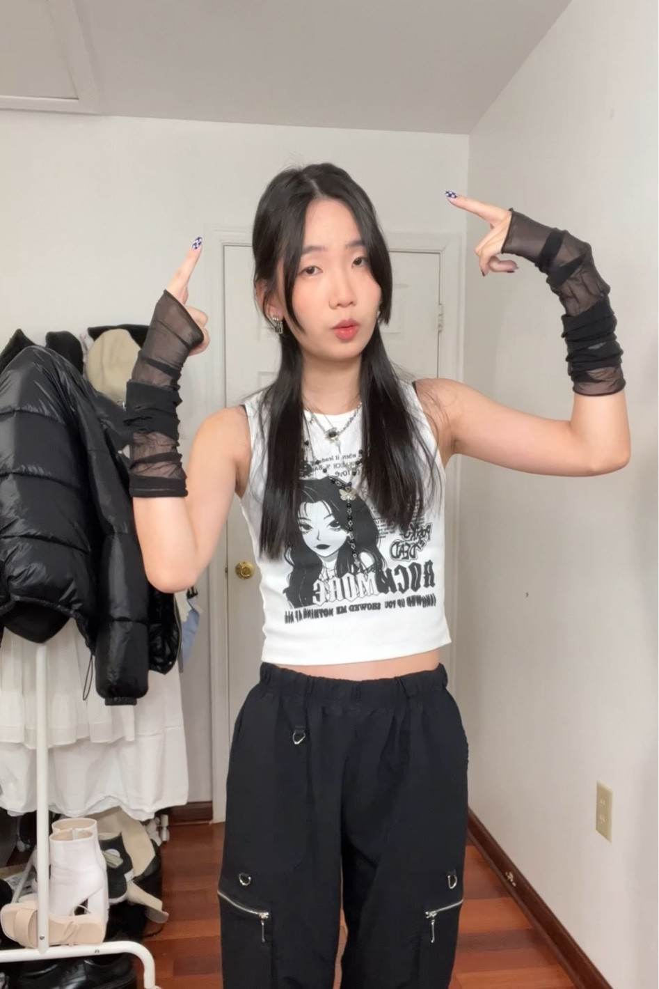 Top : Codibook (https://codibook.net/item/8722963)
Pants: YesStyle 