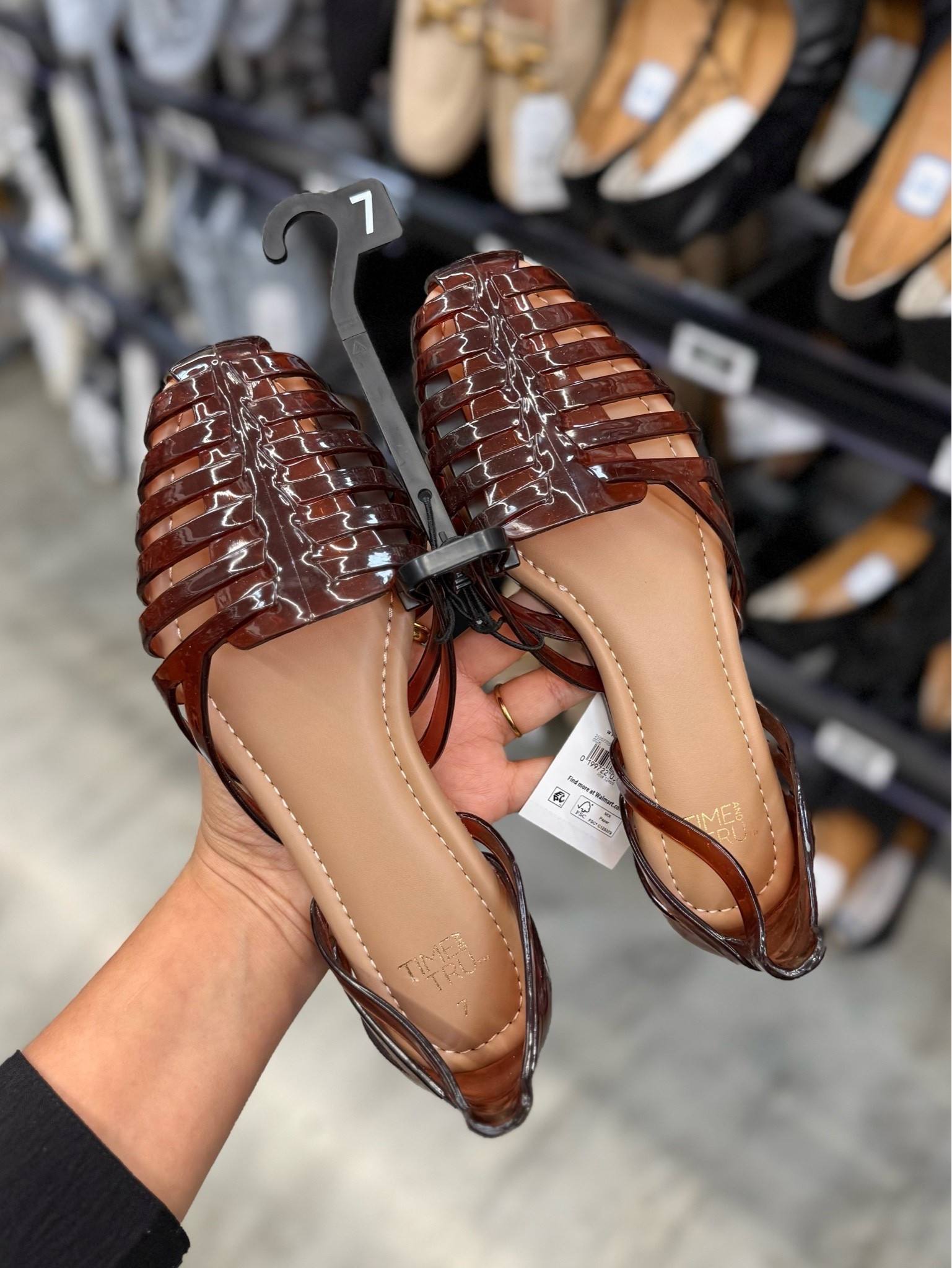 The prettiest jelly sandals😍 available in black and clear as well!