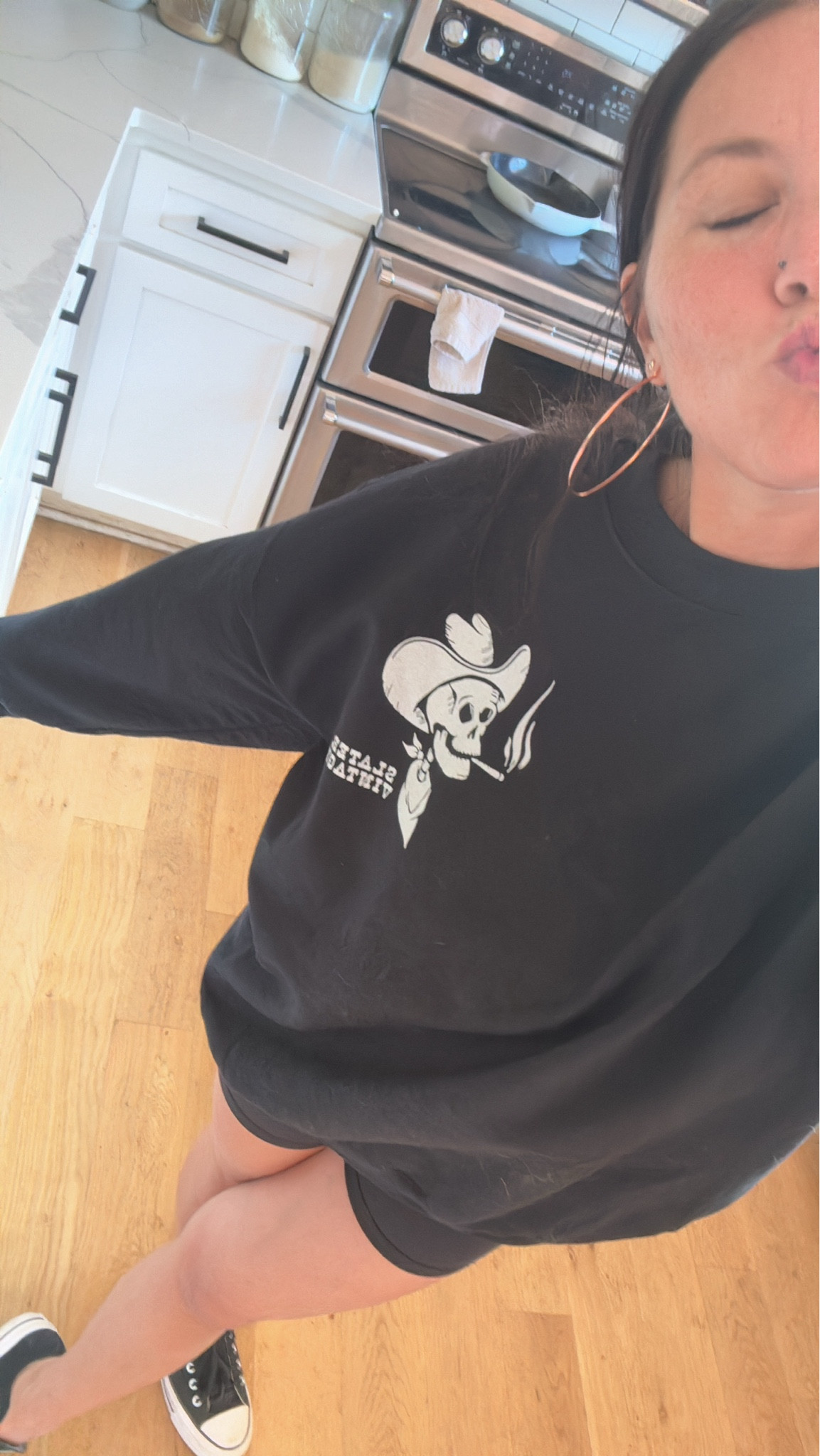 I personally like my crewnecks so oversized that it looks like I’m not wearing pants so size up to an XL in this ✨🖤