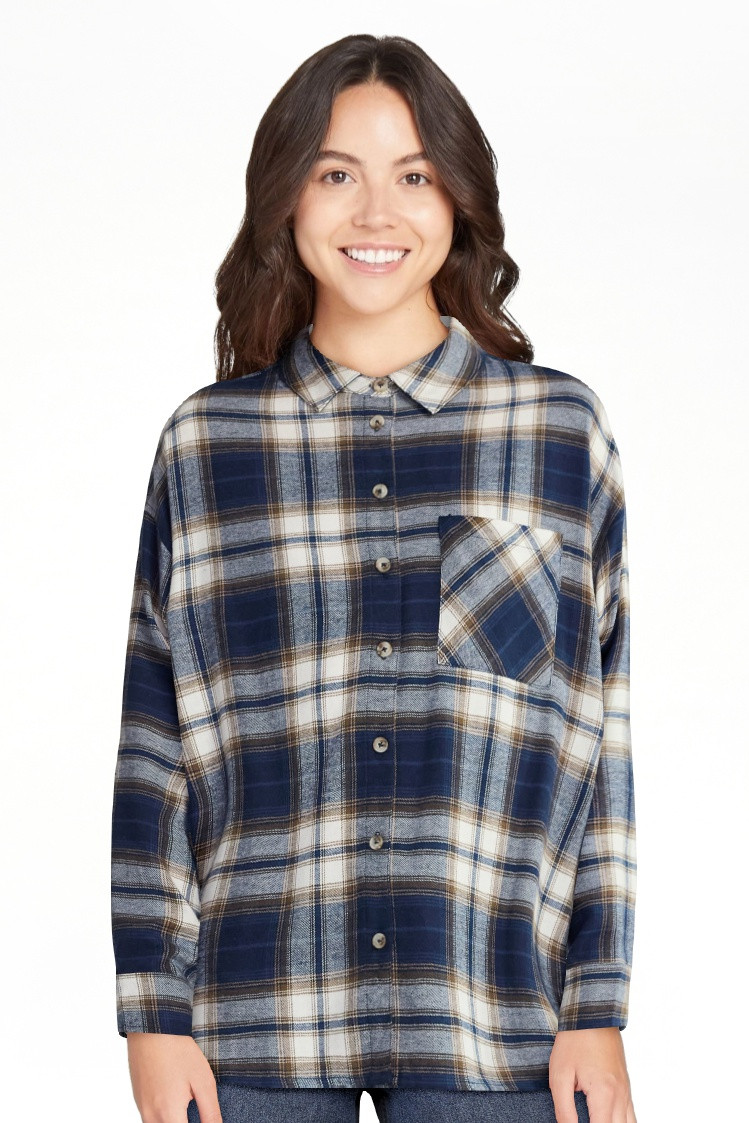 No Boundaries Slouchy Flannel Shirt with Side Pockets, Women's | Walmart (US)
