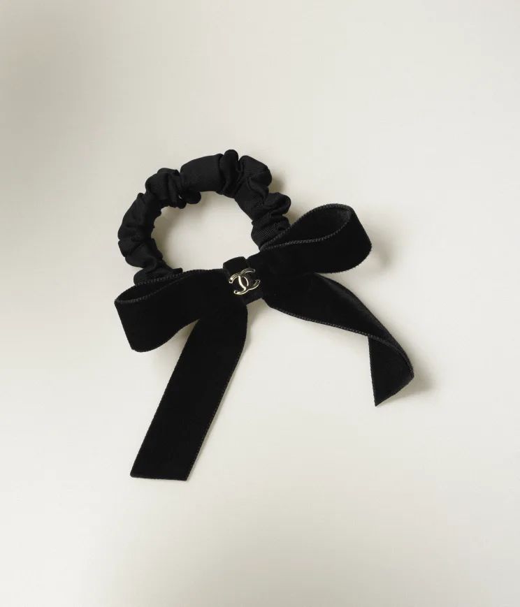Hair accessory

            
		Velvet & Silk Twill
	
		Black | Chanel, Inc. (US)