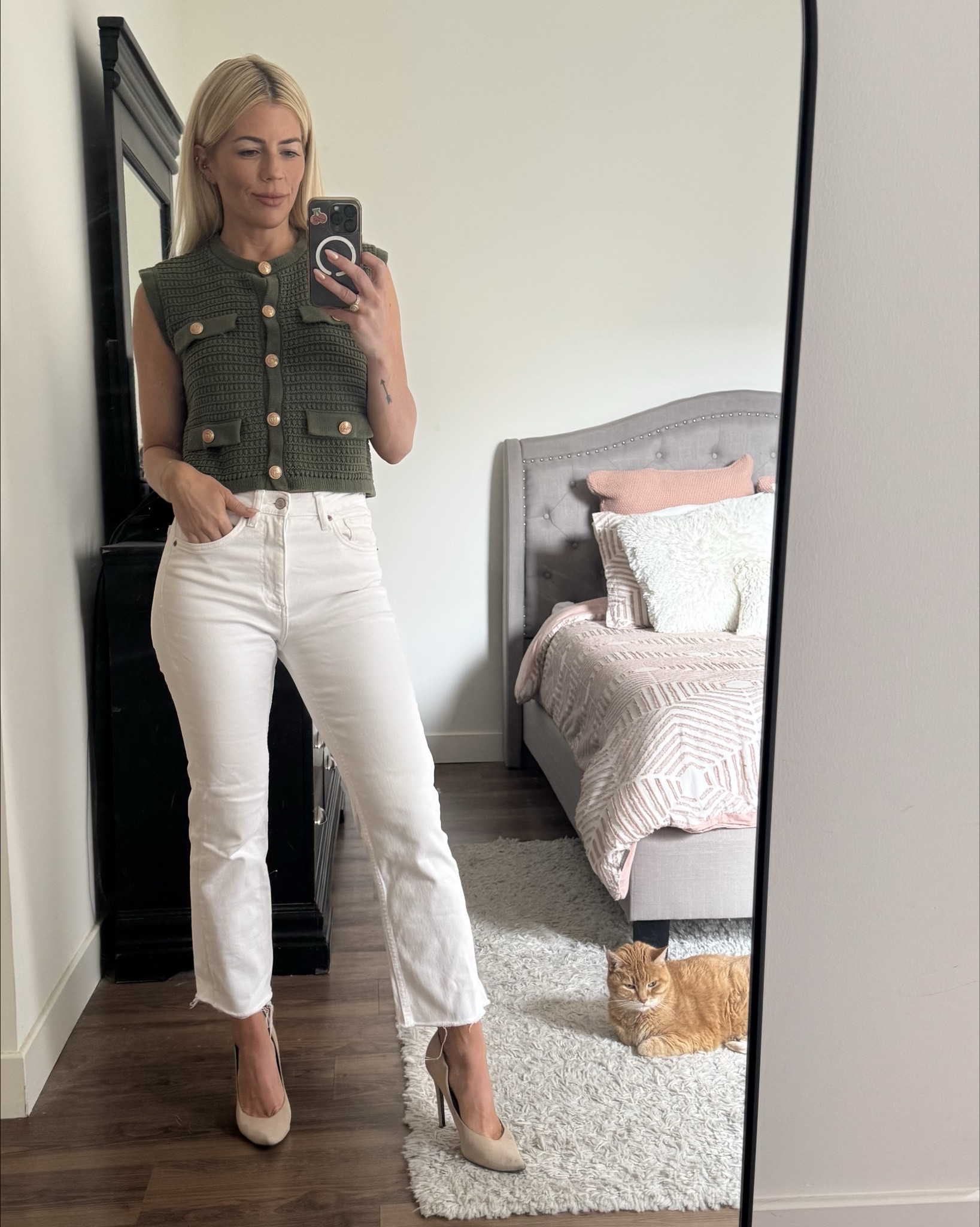 Work outfit. Business casual. Pump and white jeans 