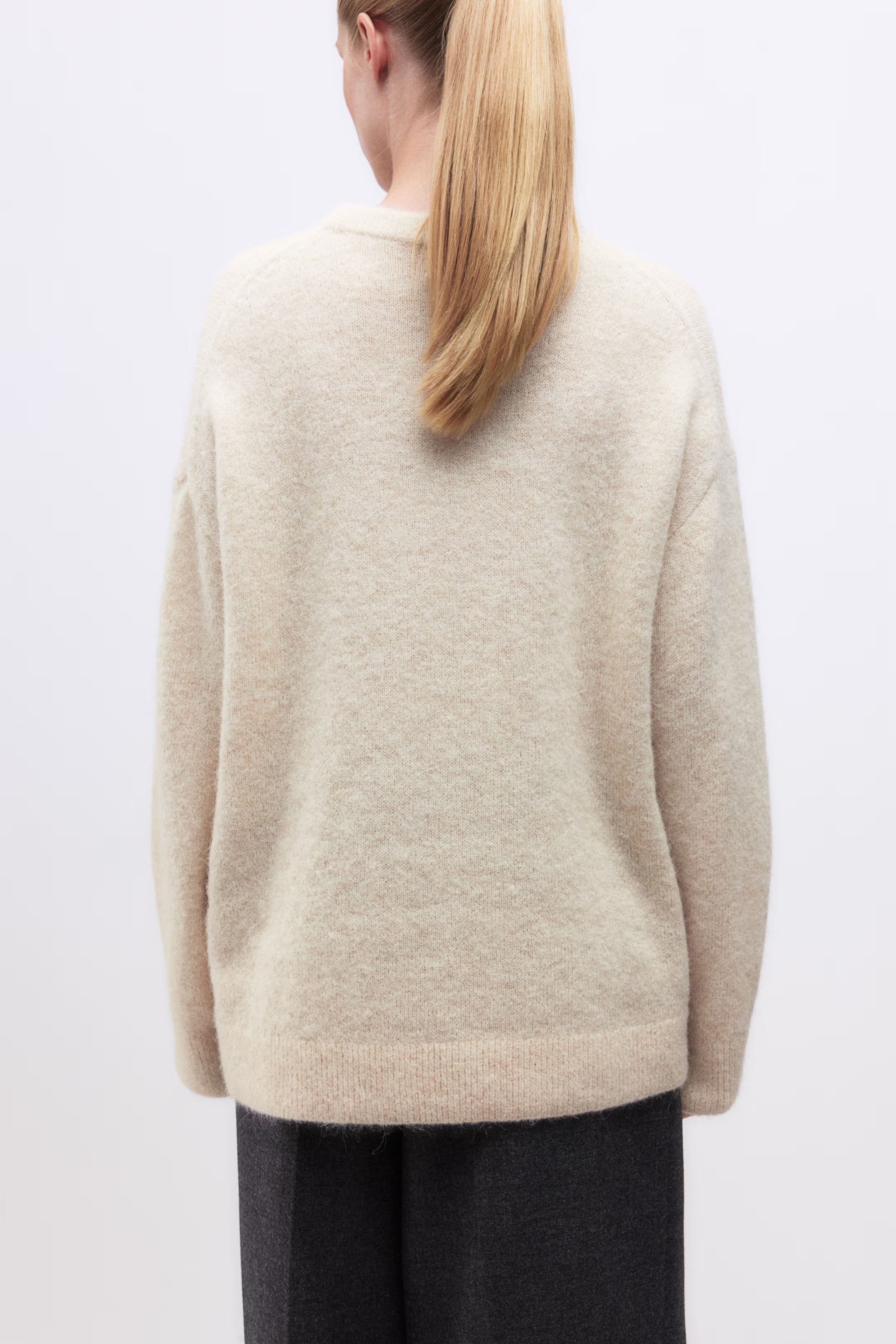 Oversized alpaca-blend jumper - Round neck - Long sleeve - Light beige - Ladies | H&M GB | H&M (UK, MY, IN, SG, PH, TW, HK)