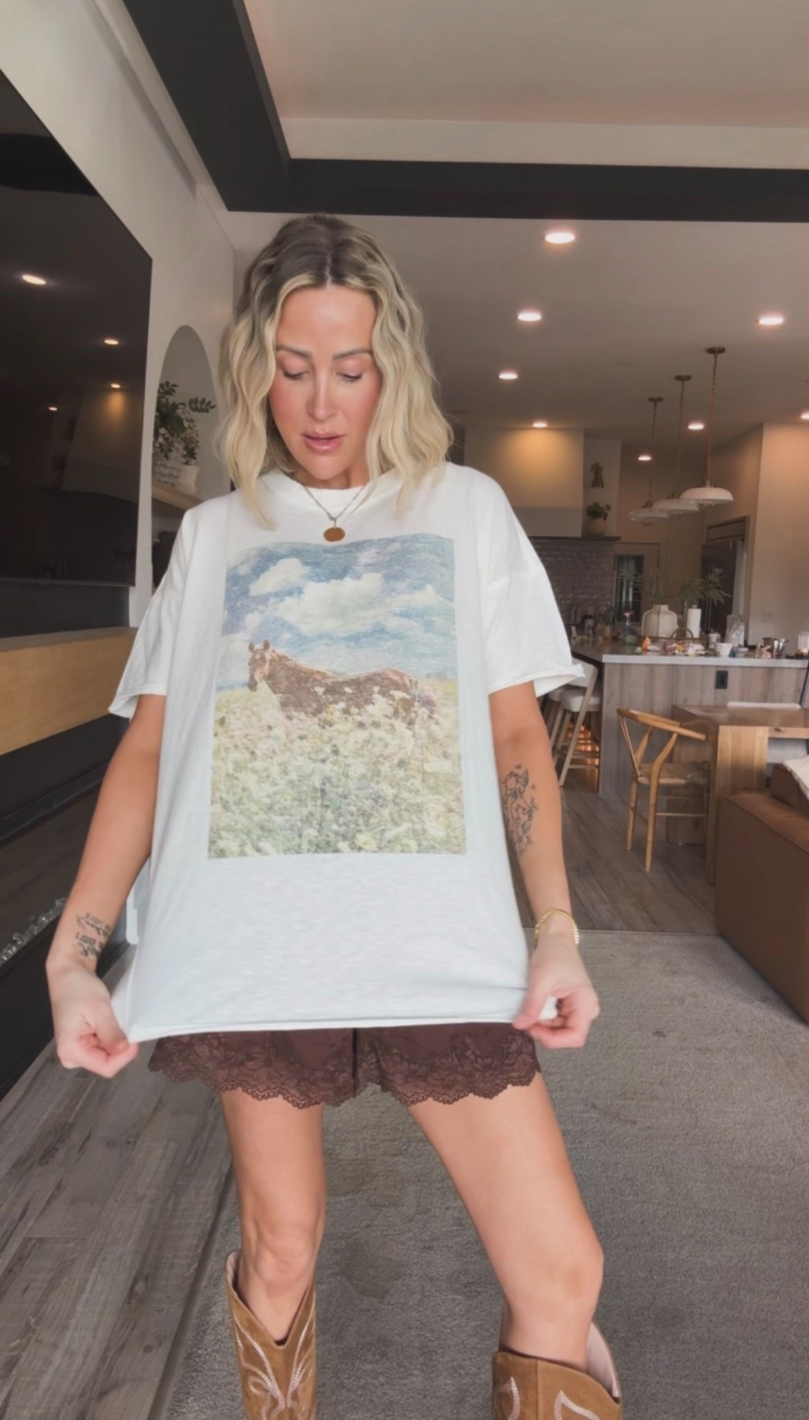 XS - shorts
S - Tshirt

Cute outfit for Nashville or the rodeo, or a country concert! 