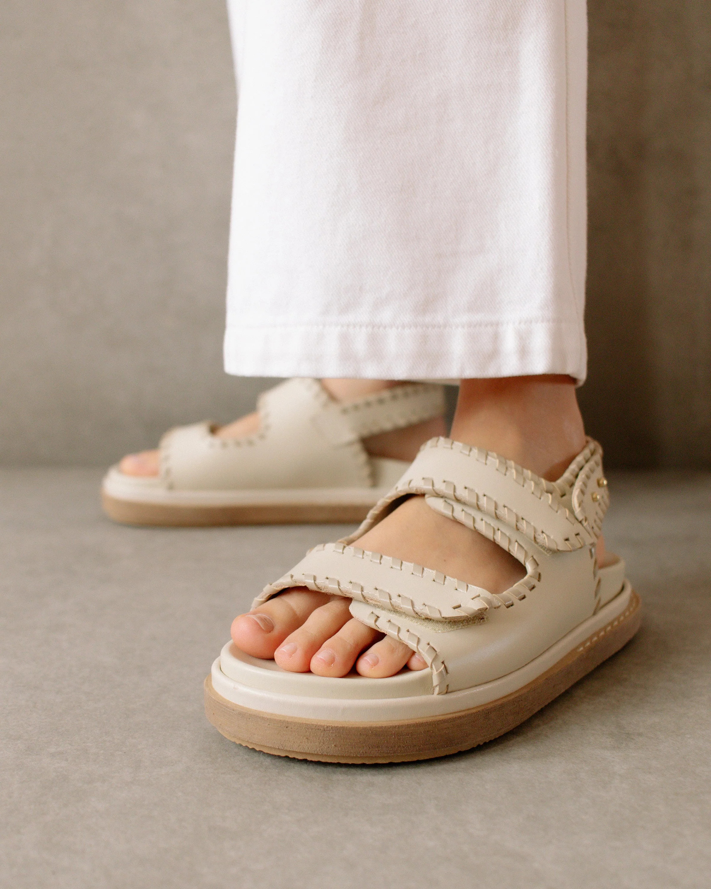 Barrel - White and Beige Leather Sandals | Alohas FR