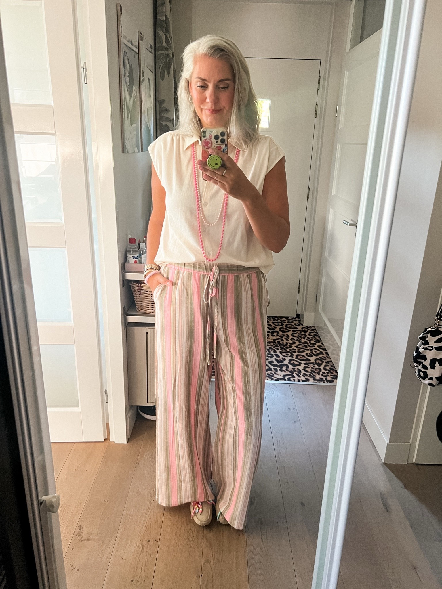 OOTD - Maandag. Beige viscose blouse met korte/geen mouwen (Norah, maat 40), op een groen met roze gestreepte broek (L), oude mocassins en de kettingen zijn van de kringloop.

#LTKnederlands #LTKeurope #LTKsummer