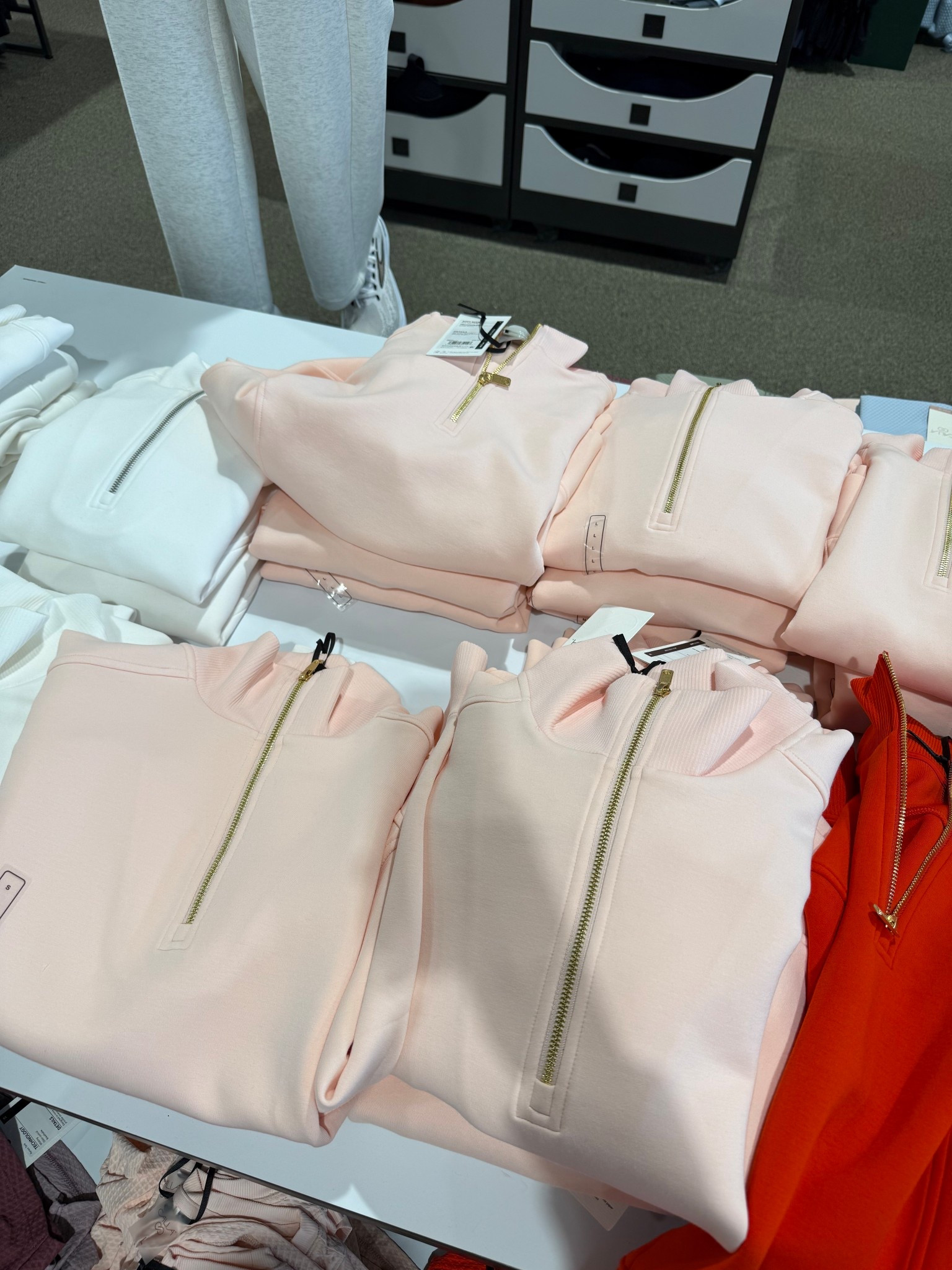 The perfect #hocspring quarter zip with a gold zipper 🙌🏻🫣 the red is best for #hocautum. 