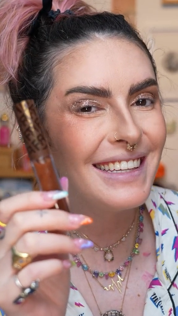 Qual gloss vc acha que deu
un efeito maior? 



#LTKbrasil #LTKbeauty