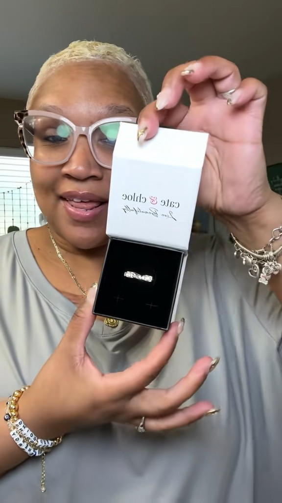 I’m inlove with these Cate & Chloe Giselle 3-in-1 Holiday Hoops. They are cute little huggies. 



#LTKHoliday #LTKGiftGuide #LTKStyleTip