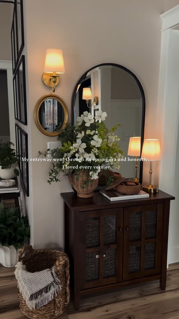My entryway went through its spring era and honestly…
I loved every version.

#spring #homedecor #cozyvibes #cozy #vintagemodern