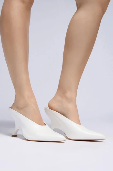 AZALEA WANG LEDGER WHITE PUMP | AKIRA