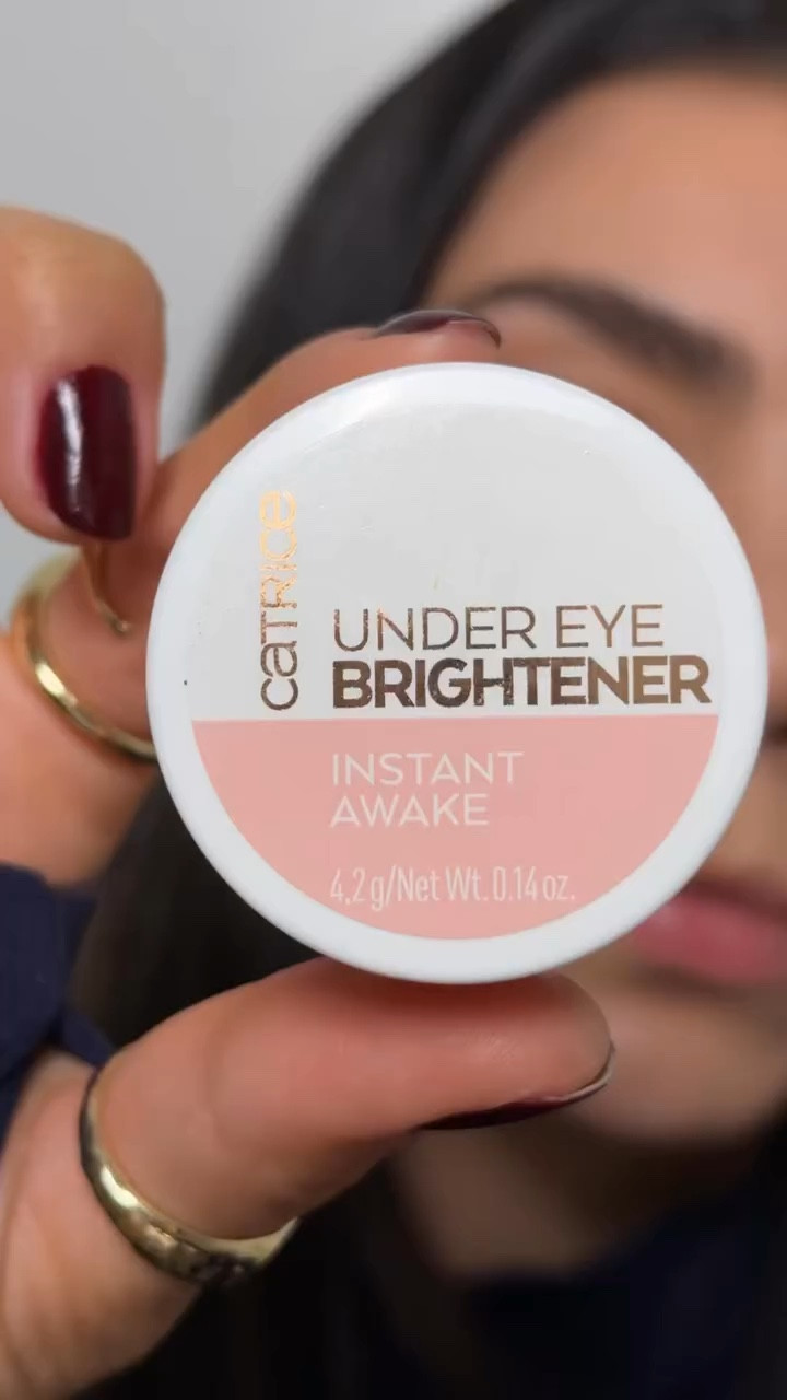 Esse antes e depois me chocou 😳
Resolvi testar esse produto para ver se realmente fazia diferença... e o resultado ficou muito iluminado e uniforme 
Sem pesar e sem acumular nas linhas.
Agora me conta:
você também luta contra olheiras ou é só eu?
💬 Comenta aqui e me segue para mais reviews 
@catrice.us #olheiras #maquiagem #makeuptips 
LinkLTK