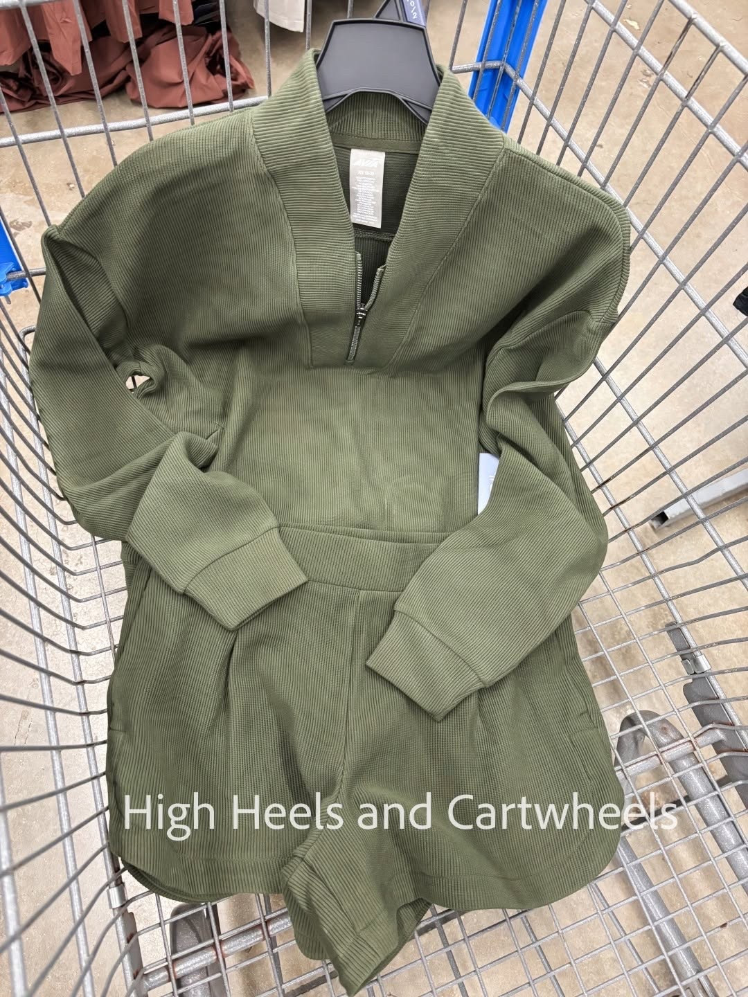 New matching set?? YES PLEASE!!😍 This set is so good you'll want it in every color! The half zip pullover has pockets too