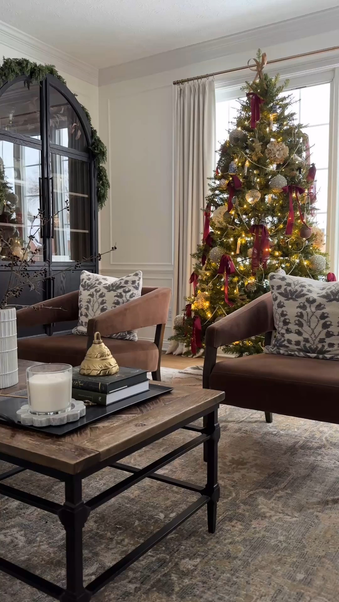 A classic Christmas in the front living room 🎄❤️📯

#LTKSeasonal #LTKHoliday #LTKHome