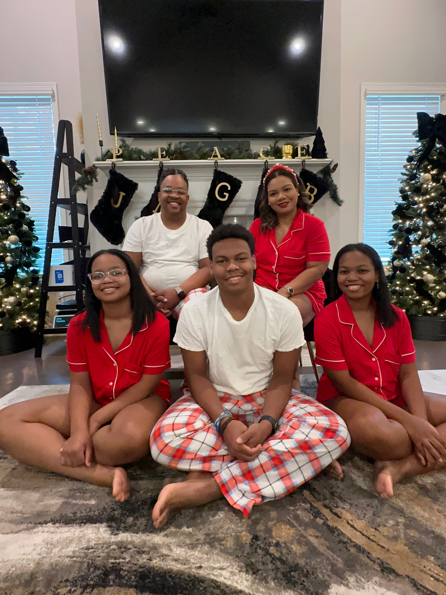 Holiday PJ pics 

#LTKSeasonal #LTKFamily