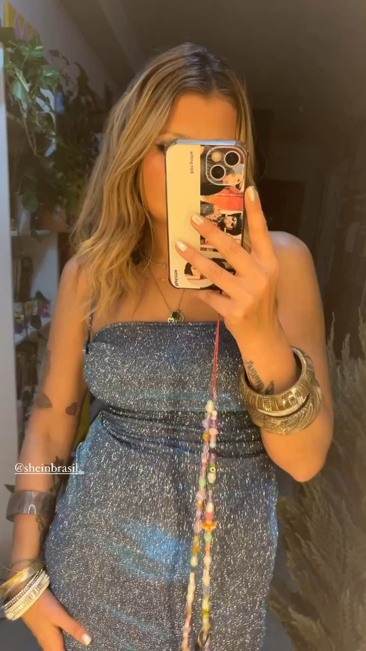 Começando a semana já com vontade de usar novamente meu vestido de glitter 🤩⭐️ 
(O melhor é o preço super em conta)

#LTKstyletip #LTKFind #LTKbrasil