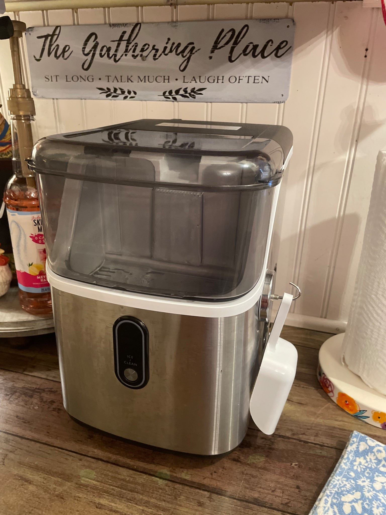This countertop ice machine is one of those everyday kitchen staples we use nonstop.
Quick ice, easy to use, and perfect for iced coffee, sweet tea, and hosting.
