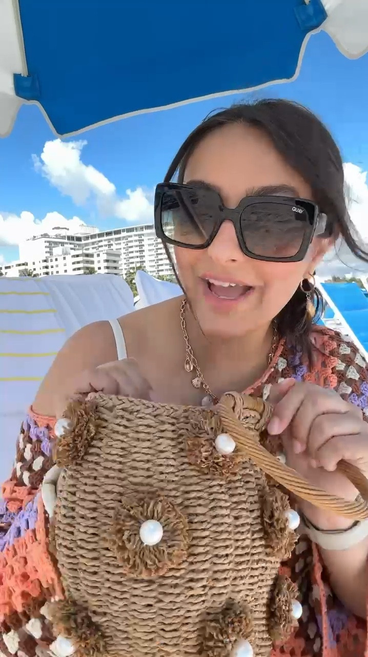 What’s in my beach bag ❤️🏝️

Blush in shade spritz and lip oil in shade bare sand! 💋

#LTKWatchNow #LTKStyleTip #LTKItBag