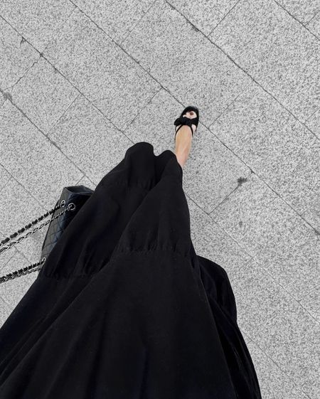 It’s sandals season in the city. It’s also the perfect weather for pretty dresses. A tired dress like the one I’m wearing is another pregnancy no-brainer that comes specially handy when navigating your second and third trimester. 

#LTKespana #LTKeurope #LTKmaternity