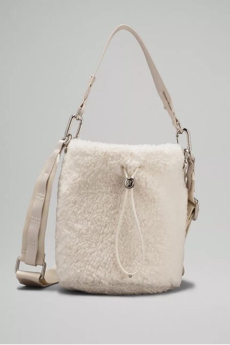 Gift idea 
Lululemon bag 
Winter fashion
Trending
Lululemon must have 


#LTKitbag #LTKunder100 #LTKHoliday