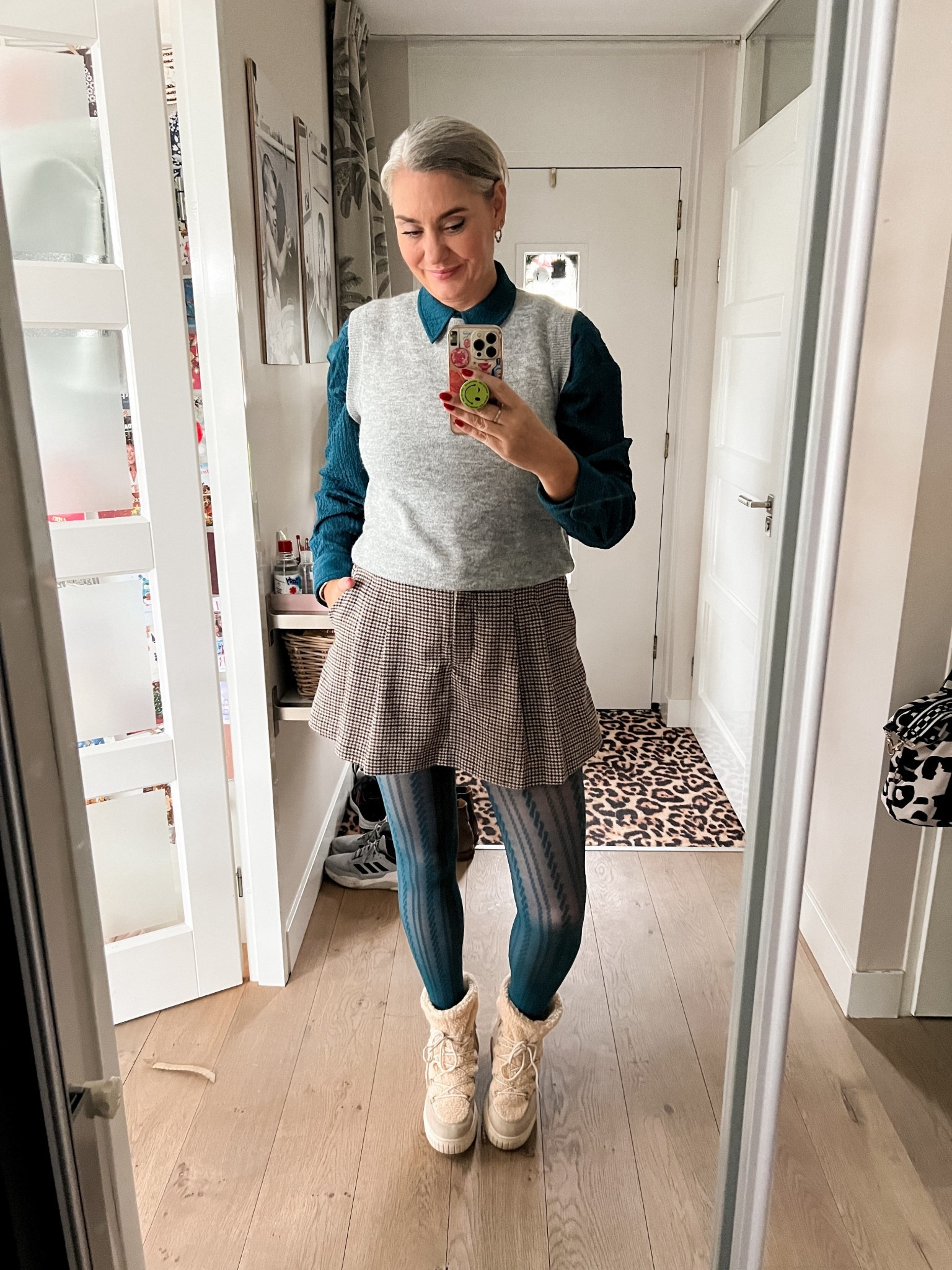OOTD - Vrijdag. Een tealkleurige blouse (oud Shoeby) met daarover een grijze spencer (M) en daaronder een skort met een klein ruitje (44) en snowboots (oud)  



#LTKwinter #LTKeurope #LTKnederlands