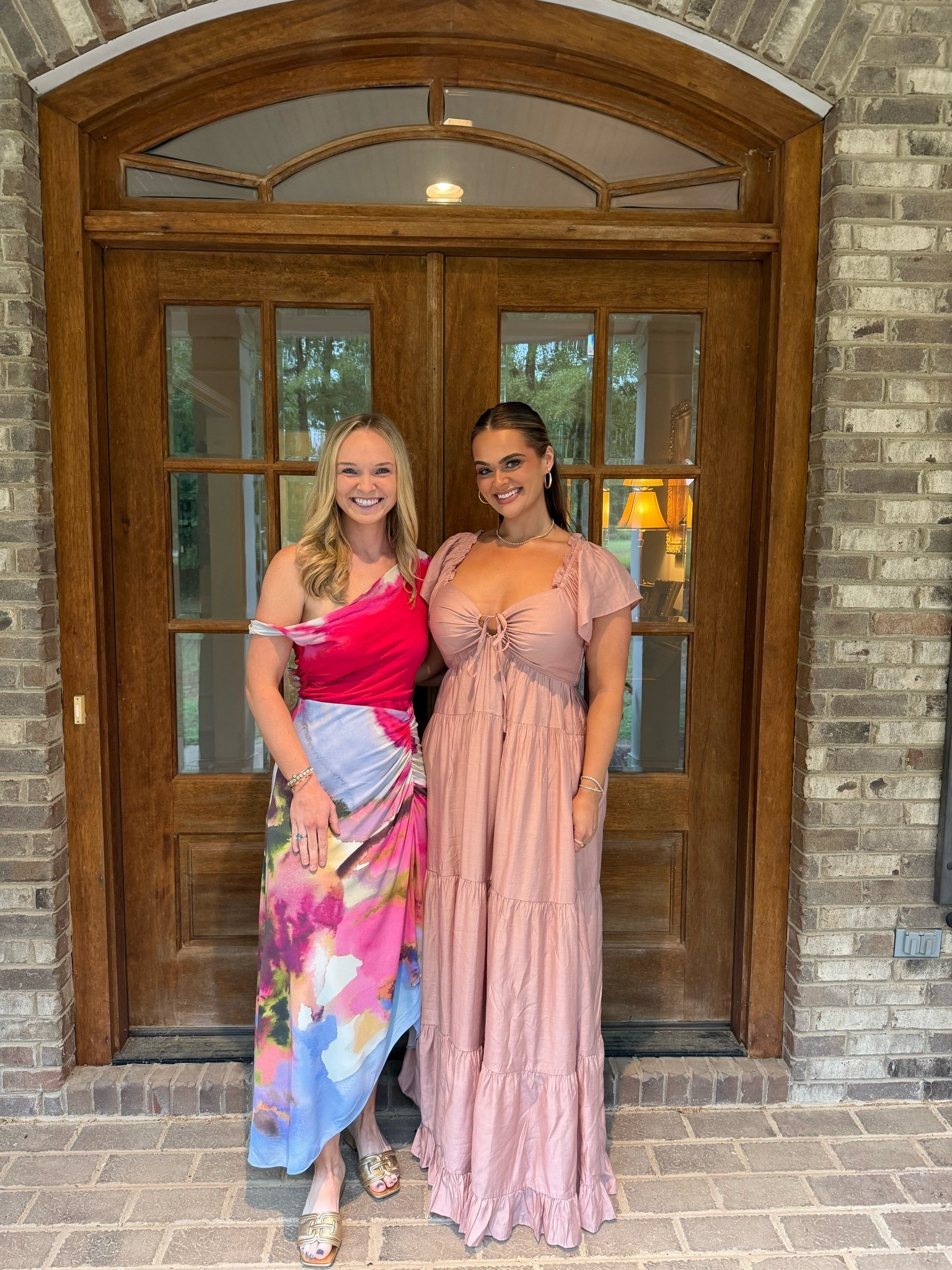 Such a pretty dress! I’m wearing a size large 🤍