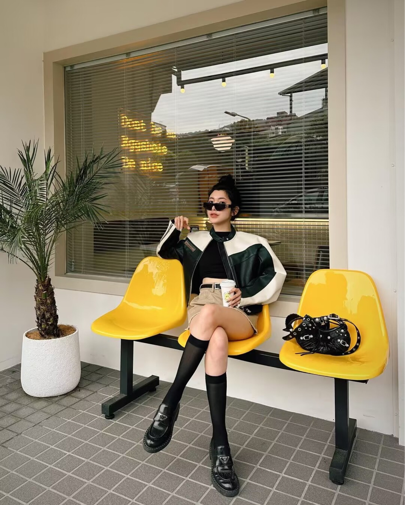 當初看到這件皮外套跟小吳說我覺得不行太像騎重機了，結果一穿我的媽呀重機女孩怎麼這麼可愛
（馬上自乎巴掌概念 笑死🤣）
/
來到一家超多細節的漢堡店怎麼拍怎麼可愛！
🍔🏁⭐️🍟
（然後被這邊的細薯圈粉決定從此都喜歡細薯了）
/
coat @girlsprivatecloset
#LTKtaiwan #LTKasia

#LTKstyletip #LTKitbag