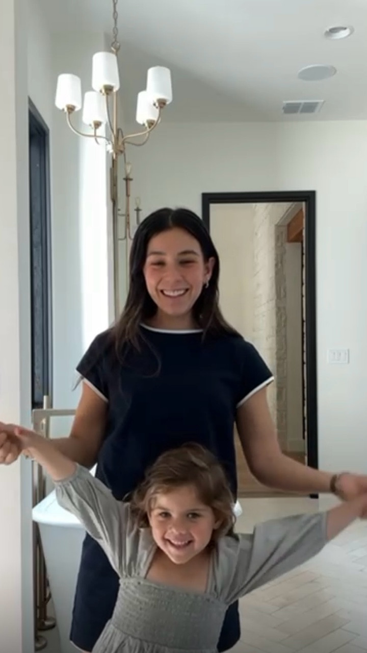 Friday errands day🥞🕺🚗 🧼 🛒 loving dance lessons and why is it so hard to keep the car clean with kids😂? #15weekspregnant 

✨ STROLLER GIVEAWAY! ✨💛so excited to to gift one of YOU a @silvercrossus Jet Double Travel Stroller Bundle 🙌

Here’s how to enter:
1️⃣ Follow @silvercrossus + me @yovana 
2️⃣ Comment  this emoji “🤰” 
3️⃣ Tag a friend
*Must be 18+ & a US resident
——————-
Viernes de mandados🥞🕺🧼🛒 amando mis clases de baile y….por qué es tan difícil mantener el carro limpio con niños? 😂 #15semanasdeembarazo

✨ ¡SORTEO DE CARRIOLA! ✨💛 Súper emocionada de regalarle a una de USTEDES una carriola doble de viaje Jet Bundle de @silvercrossus 🙌

Así es como participas:
1️⃣ Sigue a @silvercrossus + a mí @yovana
2️⃣ Comenta con este emoji “🤰”
3️⃣ Etiqueta a una amiga
*Debes tener 18+ años y ser residente de EE. UU