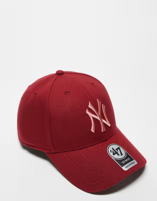 47 Brand – NY Yankees – Eng anliegende Snapback-Kappe in Rot | ASOS (Global)