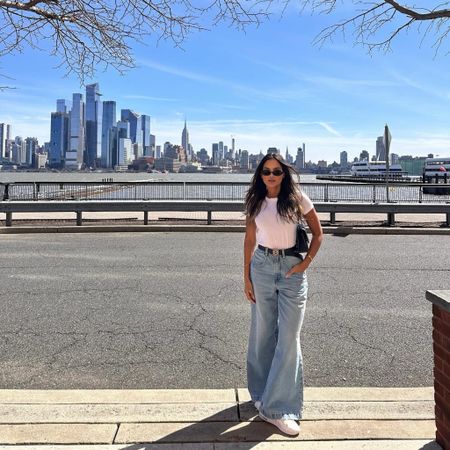 This jeans look cute.
White Cotton t-shirt in size XS and jeans size 24. From Frame.
#skaterjeans #framejeans #streetstyle #casualstyle
