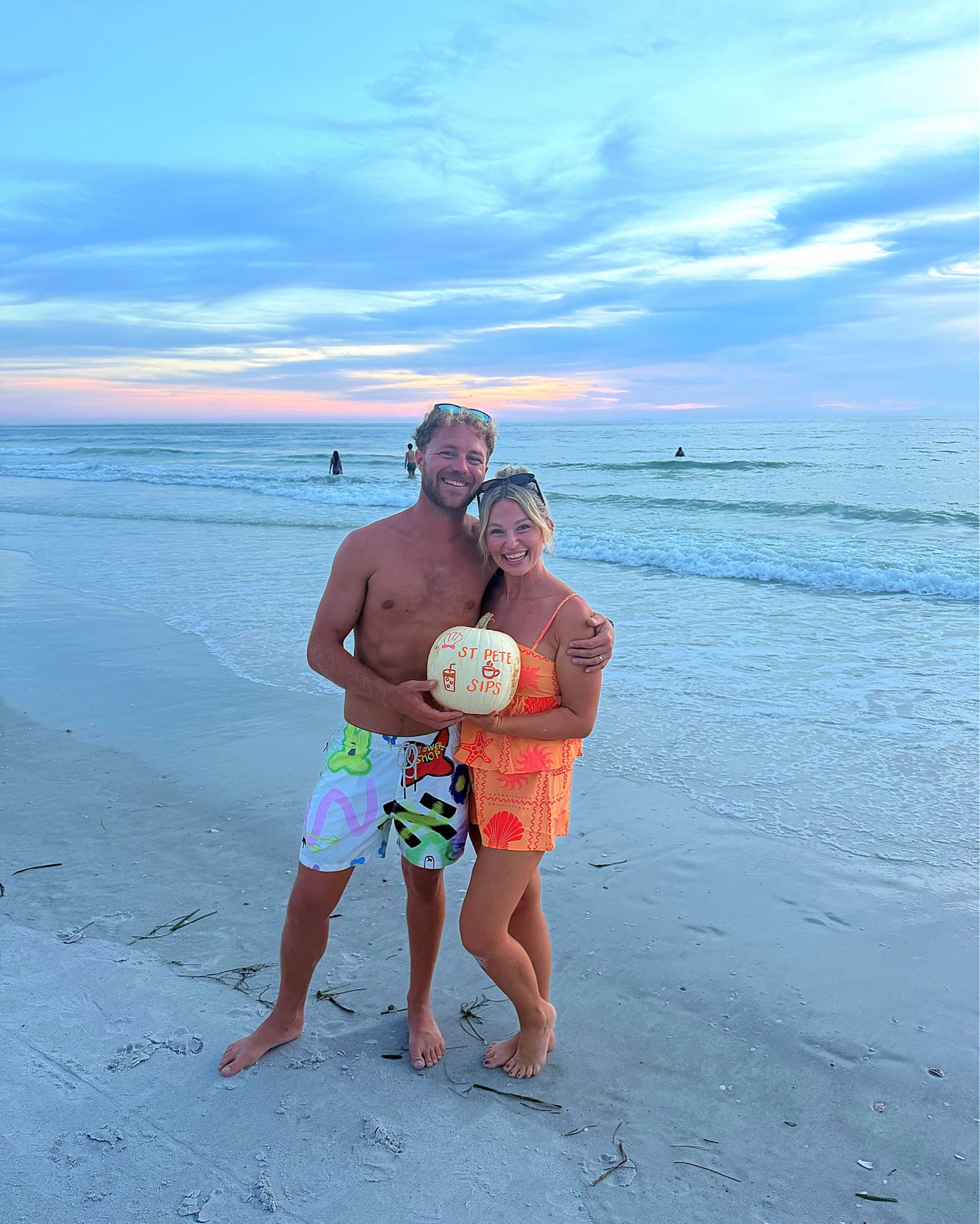 Florida Fall 🎃🤎 calls for painting pumpkins on the beach 🏝️ So incredibly thankful for the @st.pete.sips community and for #stpete for showing up and spending this beautiful night together!

Also comment SHOP for a link to my set 🧡🎃

 #community #pumpkinpainting #floridafall #stpetesips