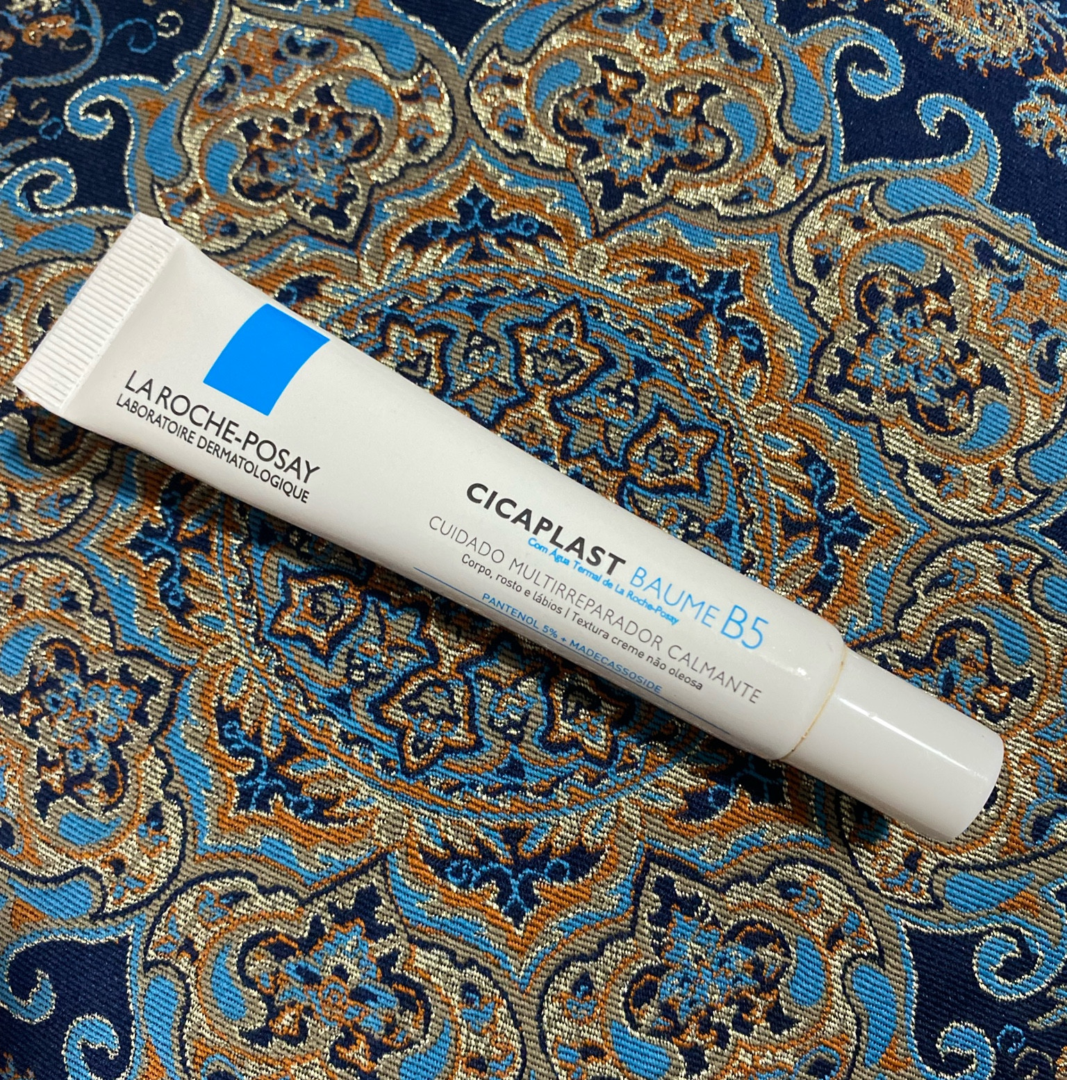 La Roche-Posay Cicaplast Baume B5
Creme hidratante para peles ressecadas e sensibilizadas. Cicaplast repara a pele do corpo, mãos, pés e lábios do ressecamento, irritações, assaduras e queimaduras leves.

Cicaplast Baume B5, de La Roche-Posay, é um creme multirreparador calmante que proporciona uma hidratação intensiva e restauradora, estimulando a renovação da pele enquanto acalma e protege. Conta com textura não oleosa e fácil de espalhar para garantir um cuidado reparador e sensação de conforto.

Assim, La Roche-Posay Cicaplast acalma, repara e protege a função de barreira da pele. Devolve a saúde das áreas com ressecamento intenso, de muito atrito, com tatuagens ou que foram expostas ao sol.

Esse belezura salvou meus dedos quando virei a panela de óleo na mão e desde então, não vivo sem ela em casa ✨ 

#LTKbeauty #LTKbrasil #LTKsalealert