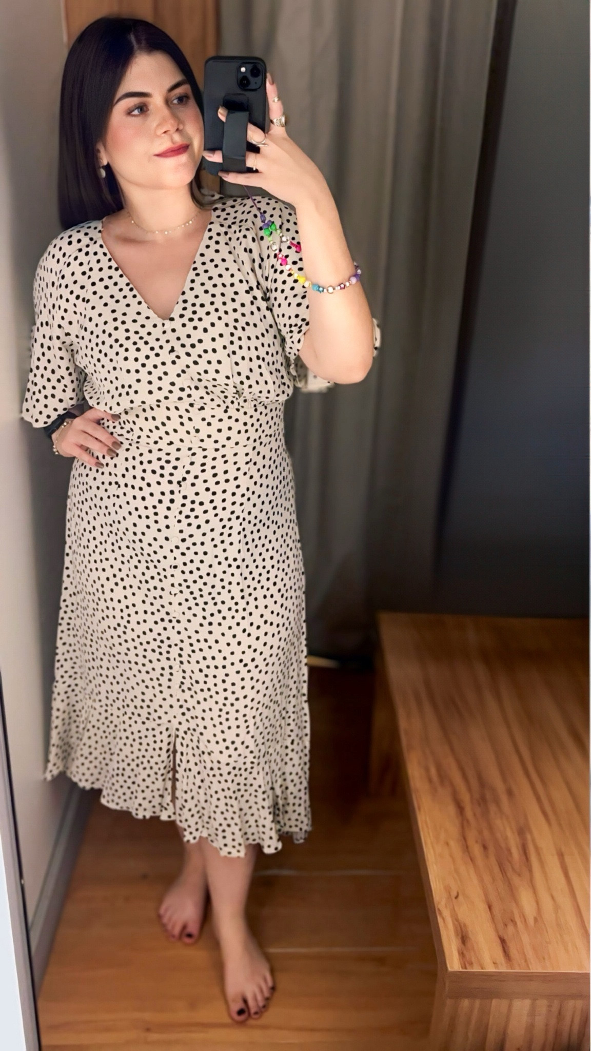Esse é um vestido mídi de manga curta com um padrão de bolinhas poá (polka dots) em preto e branco que por ter um decote em V alonga a silhueta e trás elegância ao visual. A cintura é marcada destacado a forma do corpo. O vestido tem um caimento fluido e leve, adicionando feminilidade ao look. Ótimo para o kibbe romântico (ramantic). 
Bolinhas é um padrão clássico o que trás um ar vintage e sofisticado. 
Pode ser usado durante o dia em um evento casual junto com sandálias ou sapatilhas com uma uma bolsa tote e um chapéu de palha. 
Em um evento formal calha a usar um par de saltos pretos ou nudes, um clutch elegante e brincos sofisticados. 

#LTKmidsize #LTKbrasil #LTKover50style
