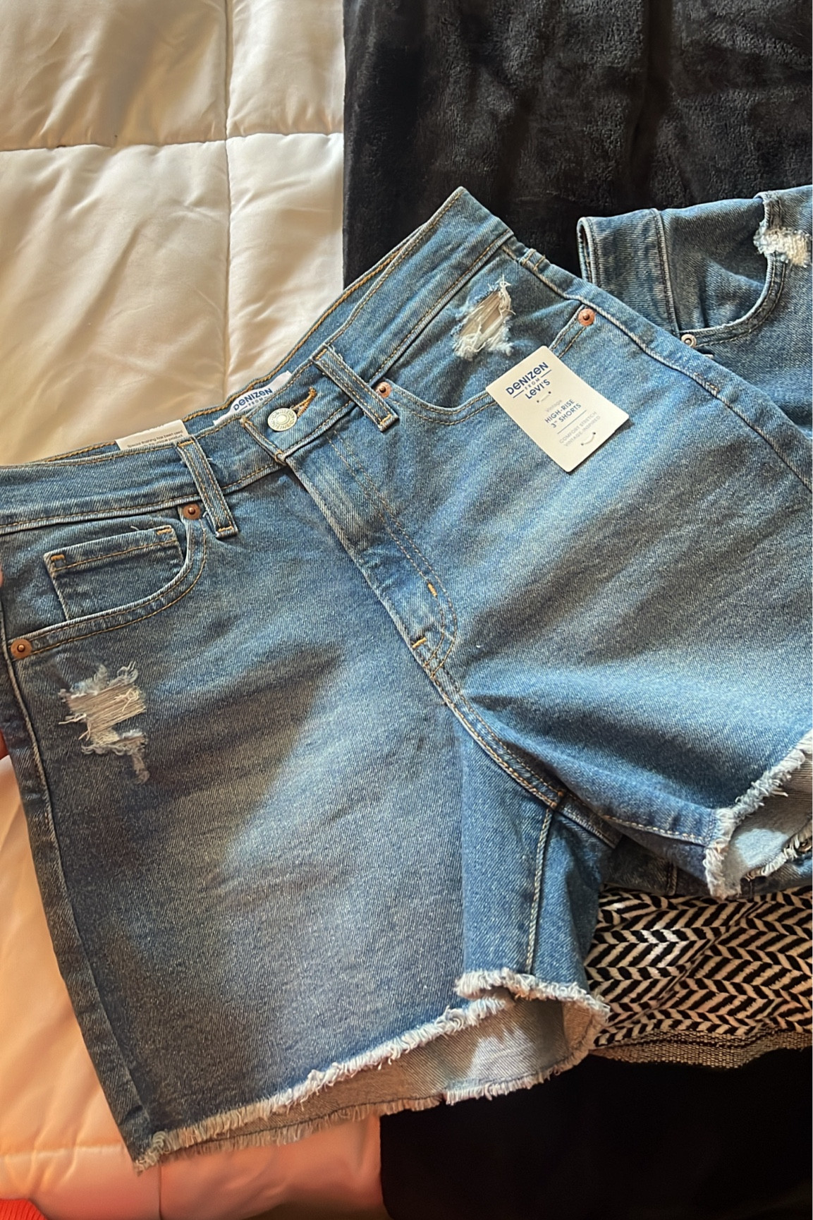 Levi’s shorts from Target 🎯 Size down, decent stretch! Normally a 6, size 4 fits perfect! 

#LTKStyleTip #LTKFindsUnder50
