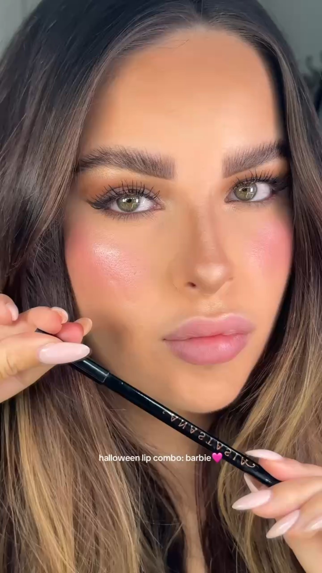 the perfect barbie lippie 🩷 I used @Anastasia Beverly Hills lip liner in dusty rose + @Fenty Beauty gloss bomb in fuchsia flex #lipcombos #lipcombo #barbie #barbiemakeup #makeuptutorial 