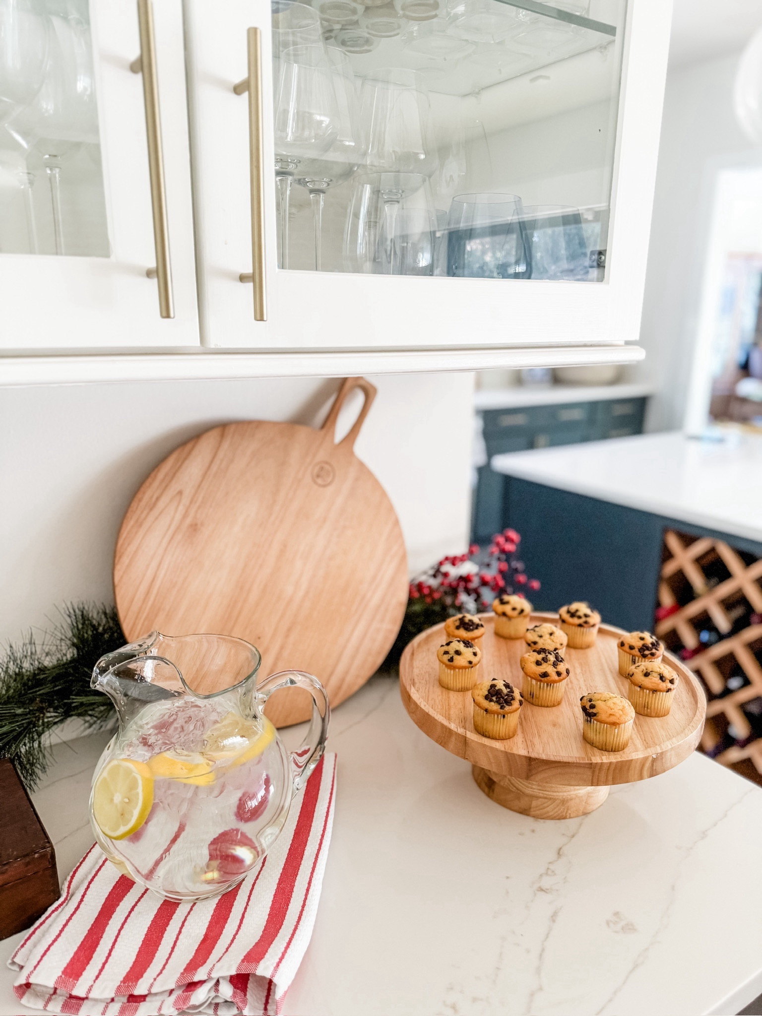 Holiday hosting made easy! Are you hosting friends or family soon? Whether big or small, Walmart has all the essentials you need for an easy gathering. Quickly pop up some muffins or cupcakes onto a cake plate for serving!

Walmart finds, holiday hosting, Christmas party, Christmas party ideas, Walmart essentials, under $20 hostess gifts, hosting finds, white platters, cake stand, cake dome, wooden charcuterie board, wood serving tray, white serving trays, cheese board, clear pitcher, water pitcher, tea towel, red and white kitchen towels

#LTKHoliday #LTKparties #LTKSeasonal