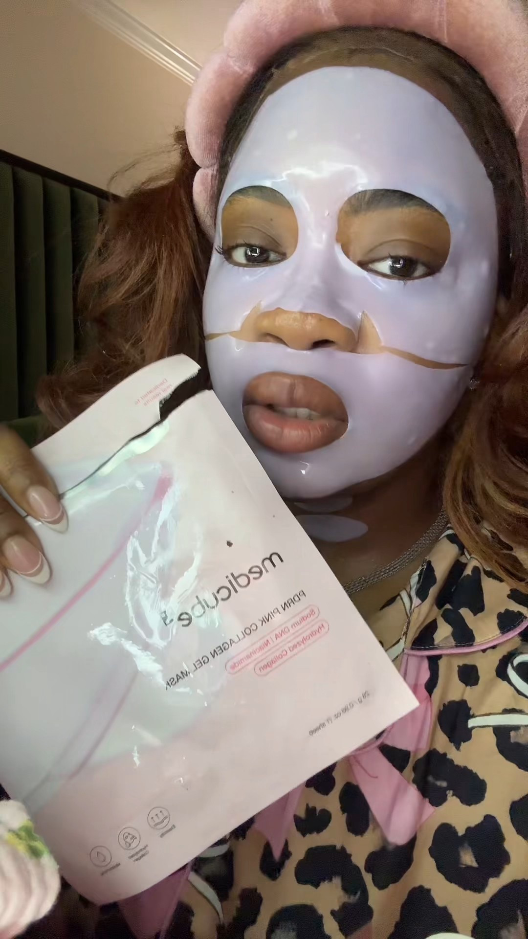 Collagen gel mask for tighter glowy skinn