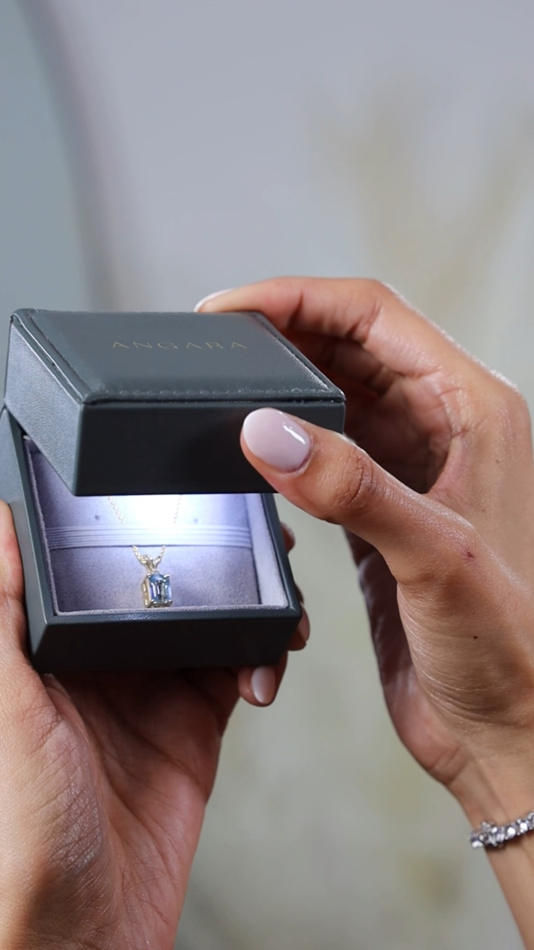 A closer look at the @Angara Emerald-Cut Aquamarine Solitaire Pendant with Diamond 🥹 a truly beautiful timeless jewelry piece ✨ code “TRUE12” for 12% off all orders over $500 🩵

Fine jewelry customizable gift idea Mother’s Day wife gifts mom gemstone gold