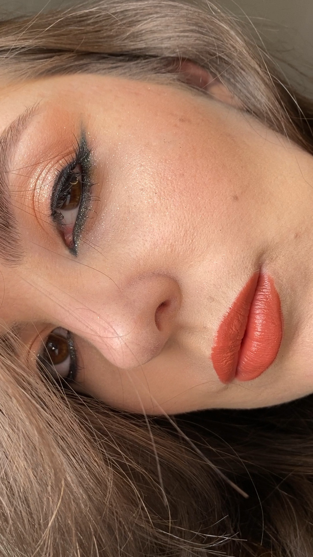 Delineado invertido, o clássico preto mas com um toque exagerado (que eu amo) de brilho. 🖤✨

Conheça os produtos que usei para fazer essa maquiagem, desde a preparação de pele até a finalização da mesma. 

*Alguns produtos eu não encontrei nos sites, mas coloquei similares. 

#LTKbrasil #LTKbeauty