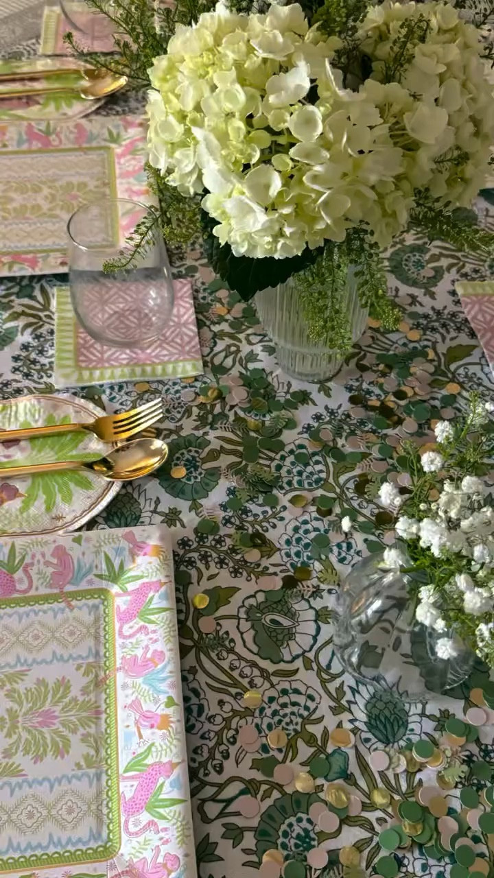 i 🤍🤍🤍 hosting with @packedparty !!!! obsessed with the plate & napkin sets that make any hosting event feel so picture perfect🤭

#hostingideas #hostwithme #packedparty