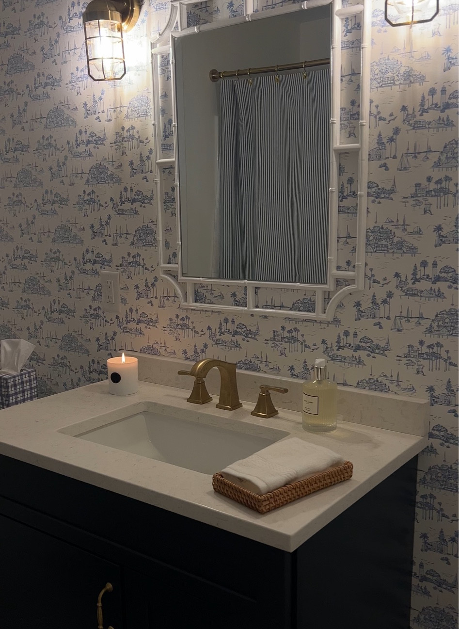 Cozy coastal bathroom details 💙