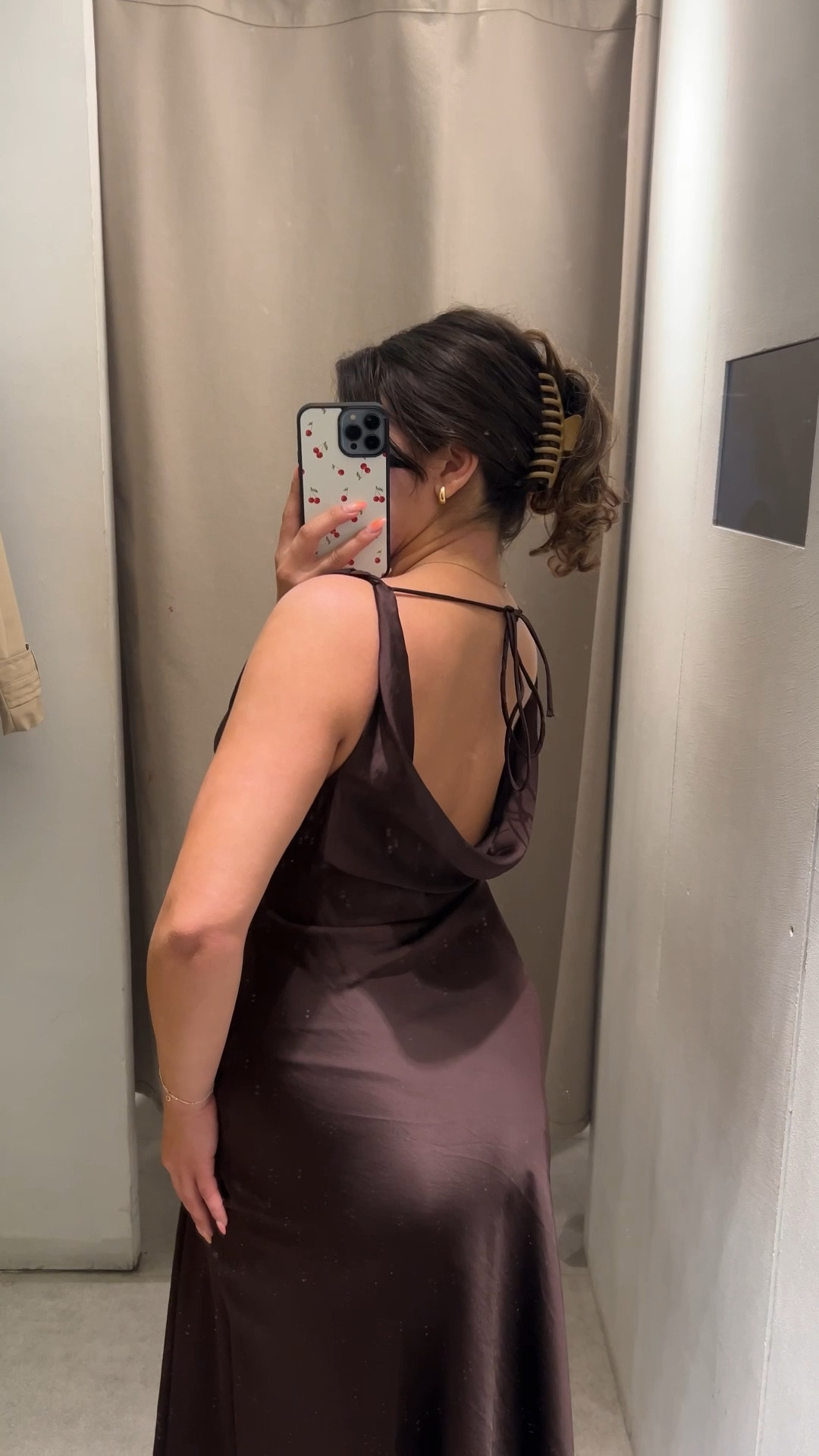 How gorgeous is this deep brown satin dress😩 if you’re looking for a Fall Wedding Guest dress this is the one!! 

Wearing size M 🤎 

(Wedding guest dresses, wedding guest dress under $100, fall wedding, brown satin dress) 

#LTKFindsUnder100 #LTKWedding #LTKStyleTip