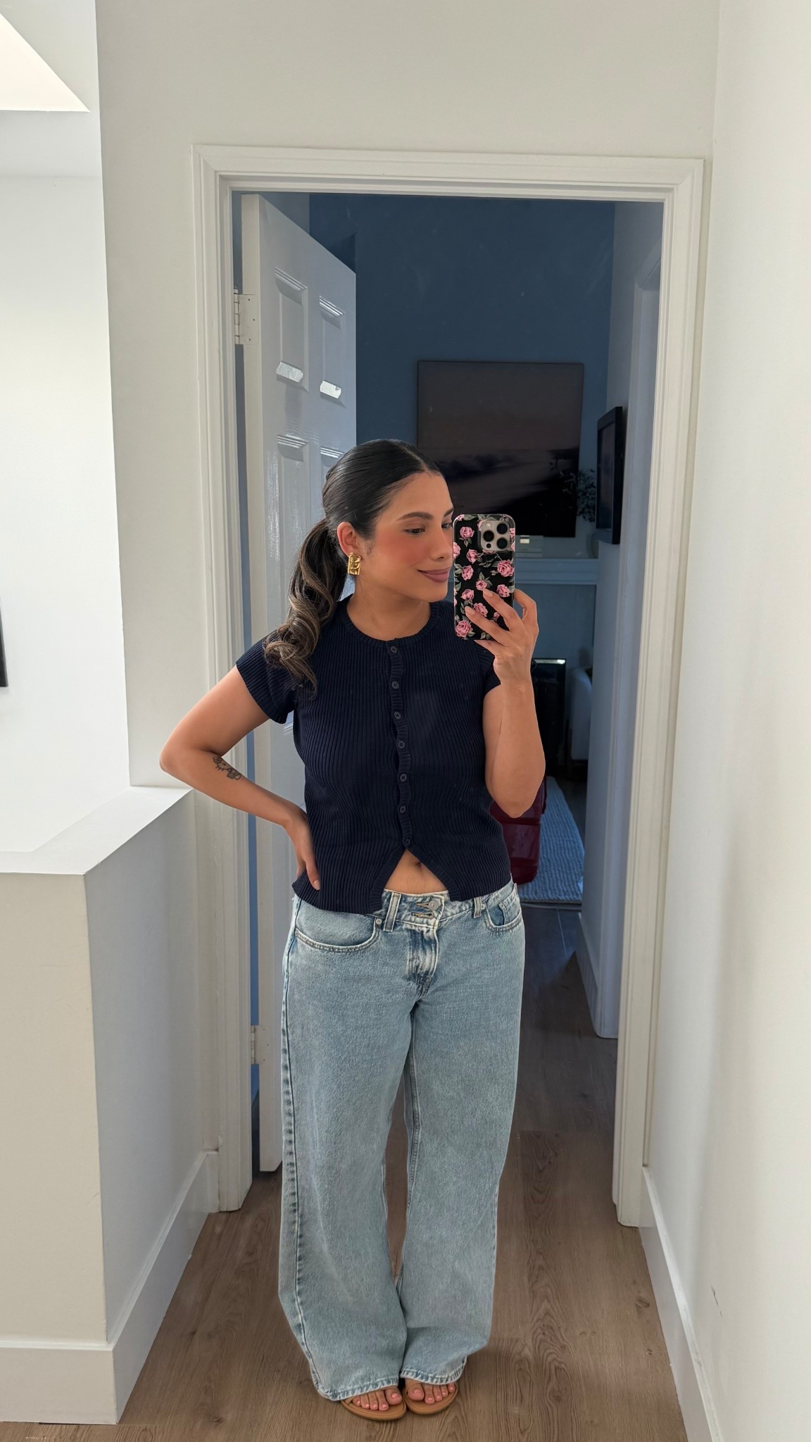 Simple casual outfit for school pick up 🥰
Jeans are low rise Levi’s i got couple sizes up for a relaxed fix ( wearing size 30) 
Top size small 

#LTKootd