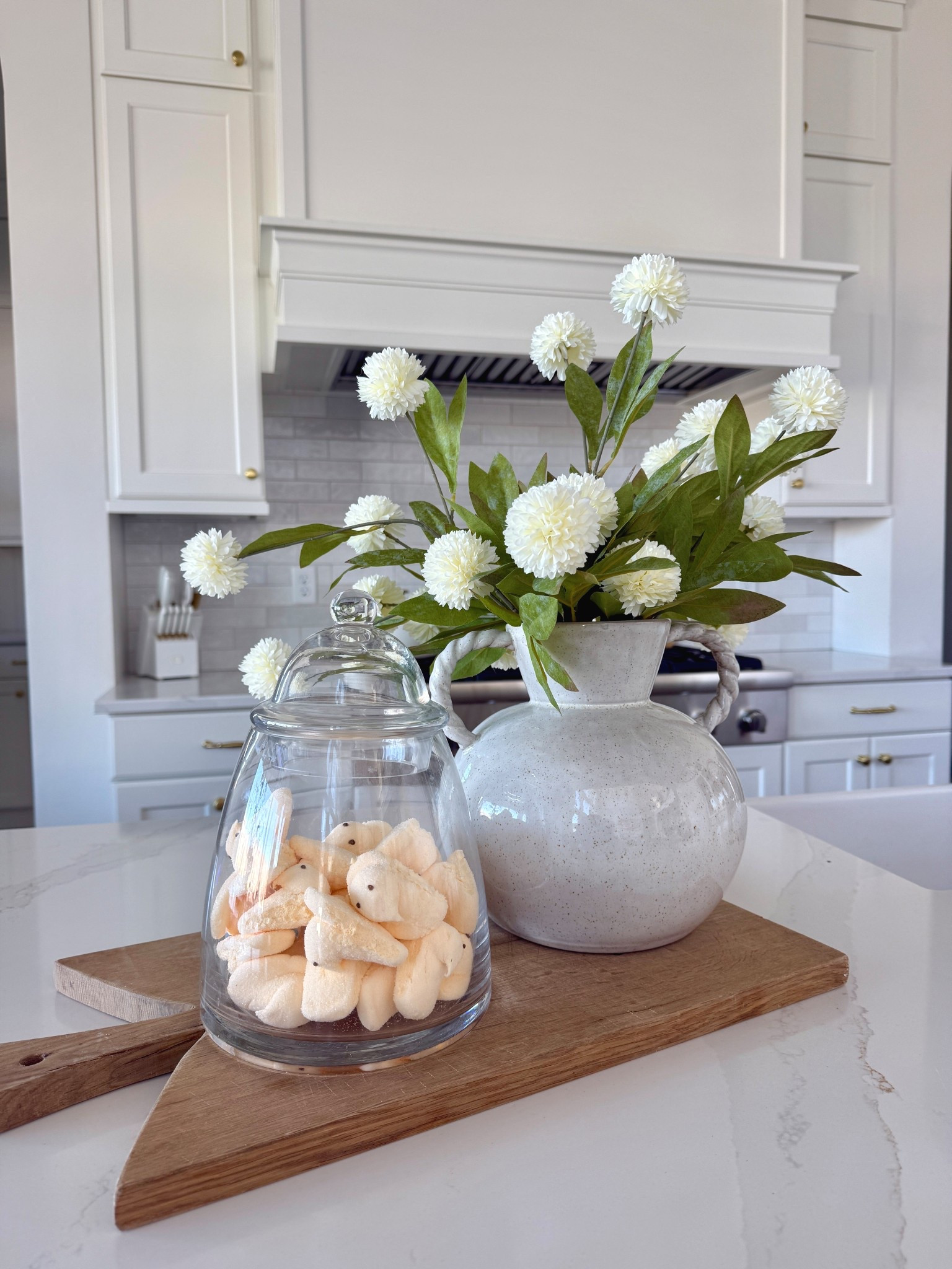 Fresh look… zero maintenance 🤍
These flowers may be faux, but they brighten up the kitchen the same way.

Anyone else love flowers but not the responsibility?

#LTKHome