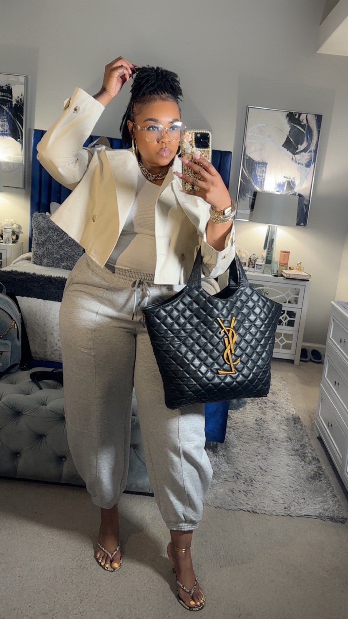 An elevated sweatpants look because comfort and style can absolutely coexist. Sweatpants, but make it fashion✨