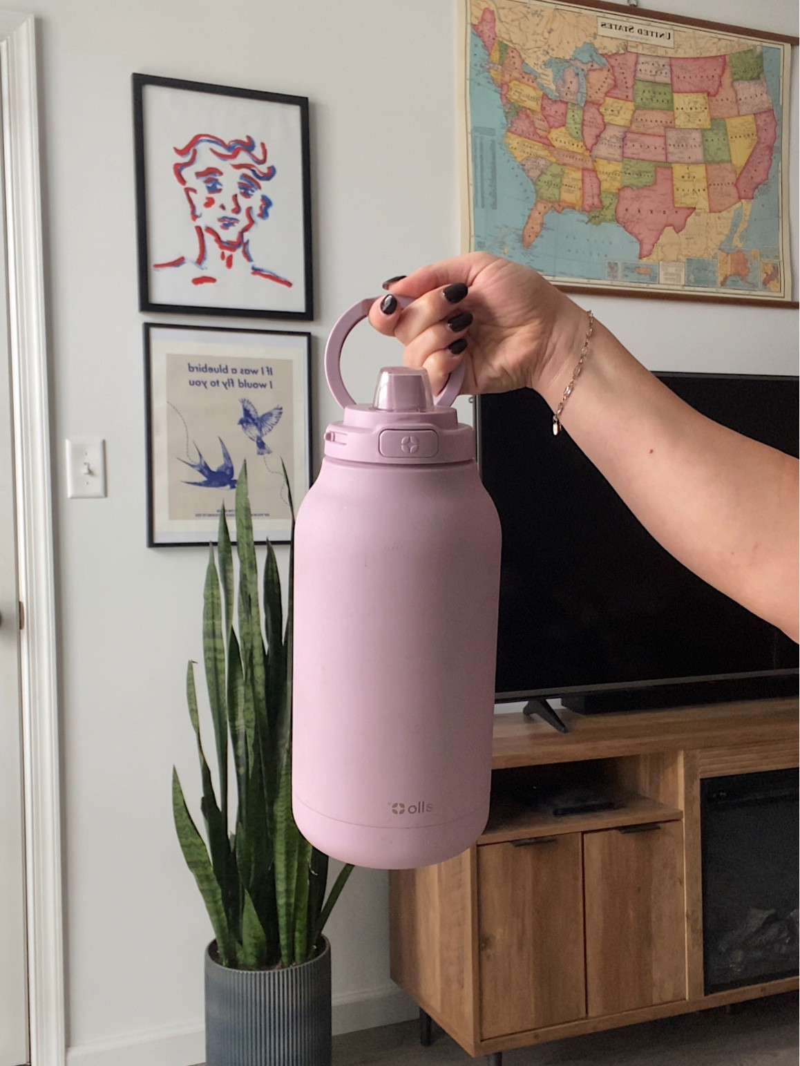 The best water bottle for getting a gallon in a day! 🙌🏻

64 oz. / half gallon jug! I got mine from target, but they’re also on Amazon too!